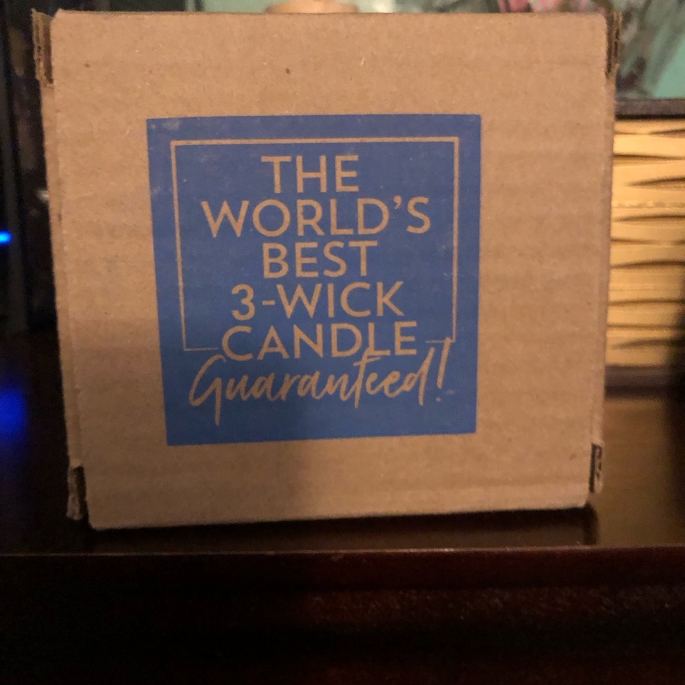 NWT Bath & Body Works Emily In Paris “ Macaron Cloud” 3- Wick Candle - Picture 3 of 4